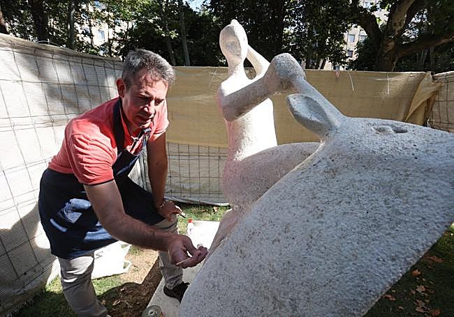 Miguel García trabajando en 'Rapto de Europa', de Agustín Casillas.
