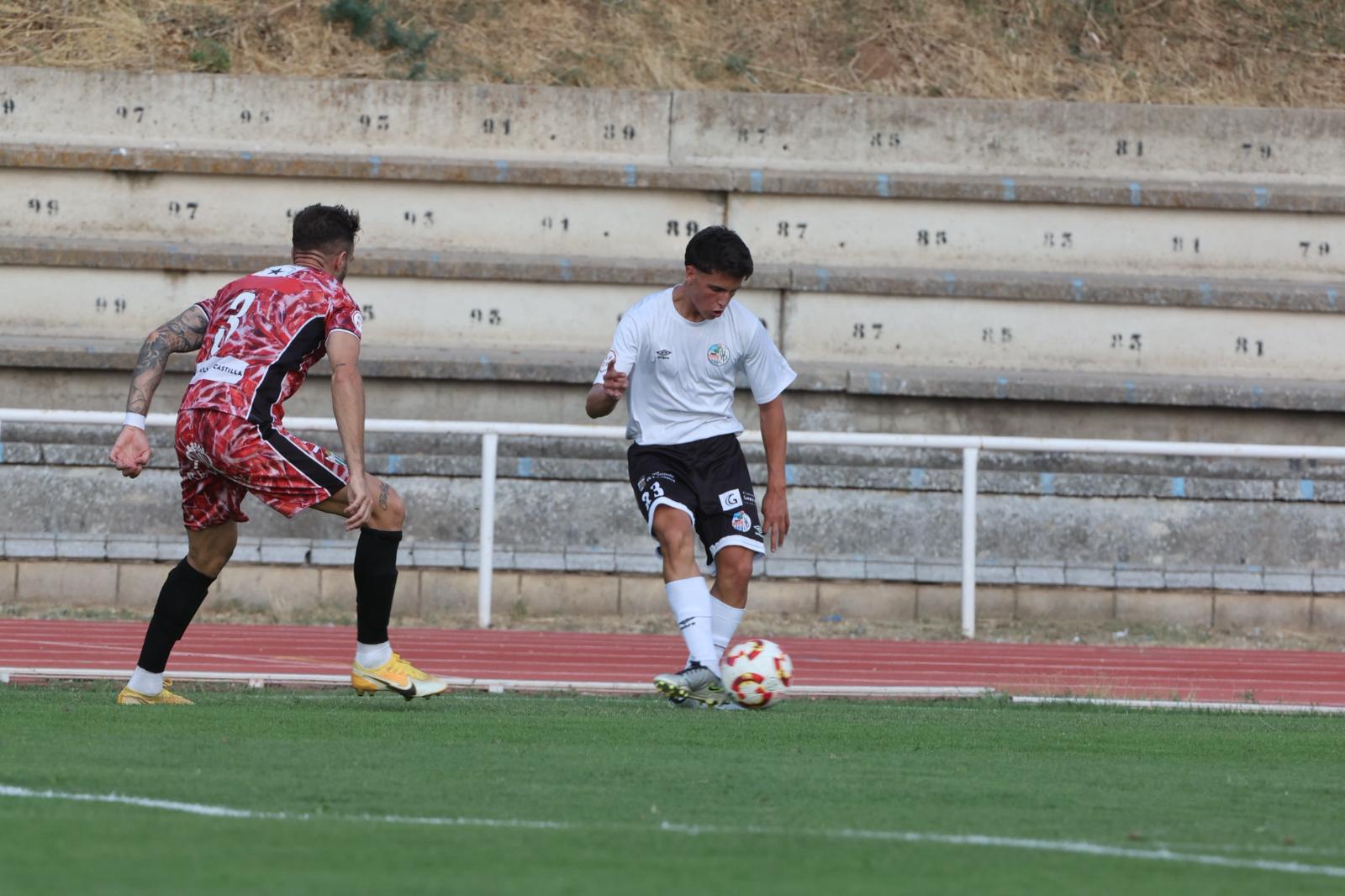 El Salamanca UDS deja escapar la victoria en el último suspiro ante el Guijuelo