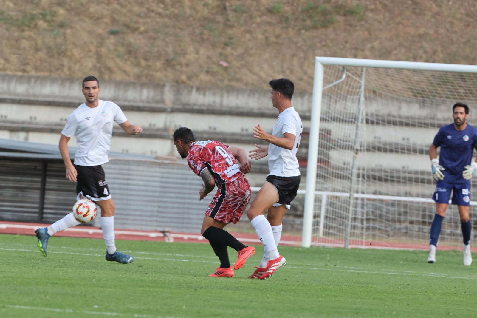 El Salamanca UDS deja escapar la victoria en el último suspiro ante el Guijuelo