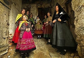 Mujeres y niñas de Candelario vestidas con la indumentaria ceremonial de sus antepasadas.