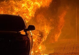 Imagen de archivo de un coche en llamas.