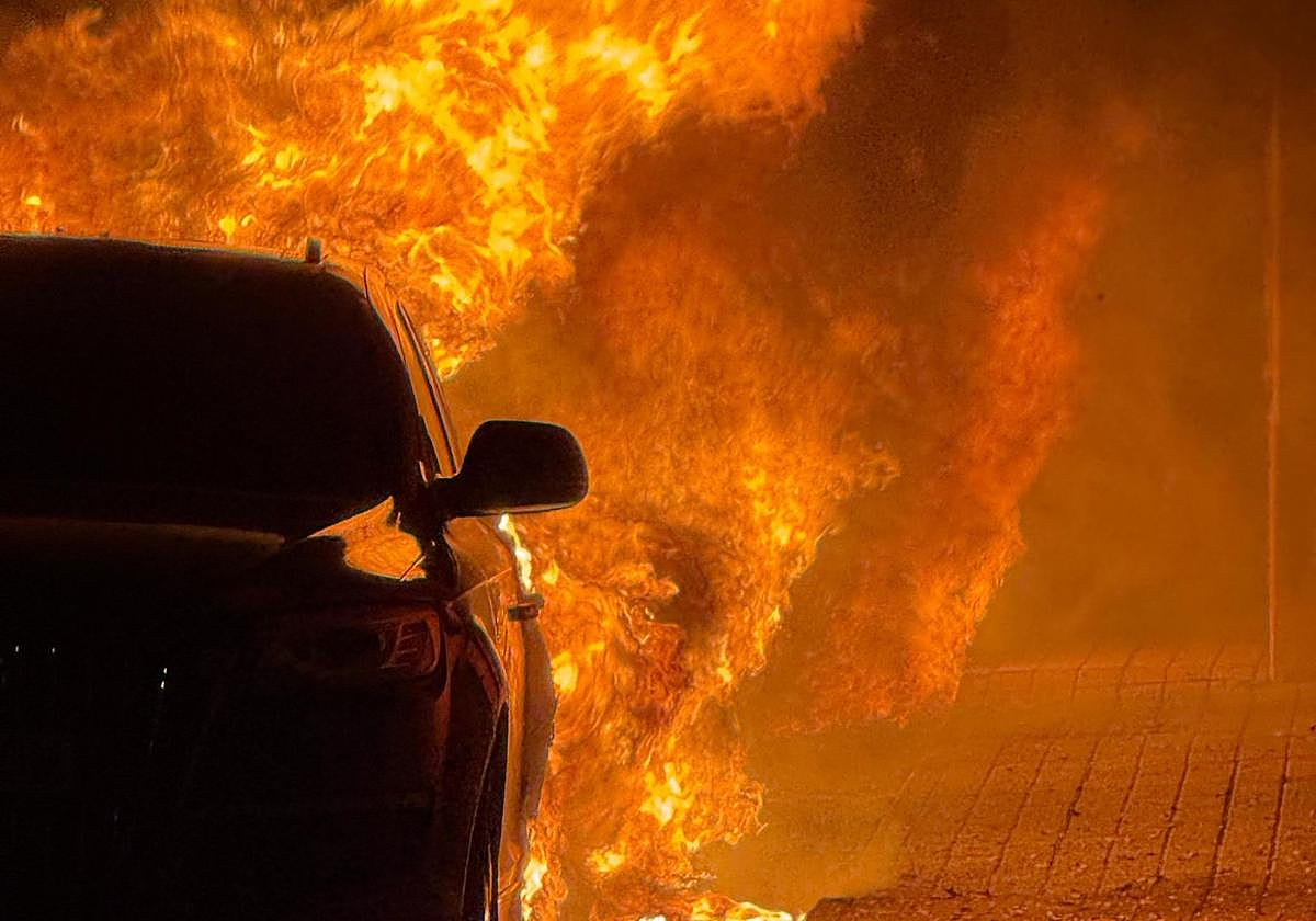 Imagen de archivo de un coche en llamas.