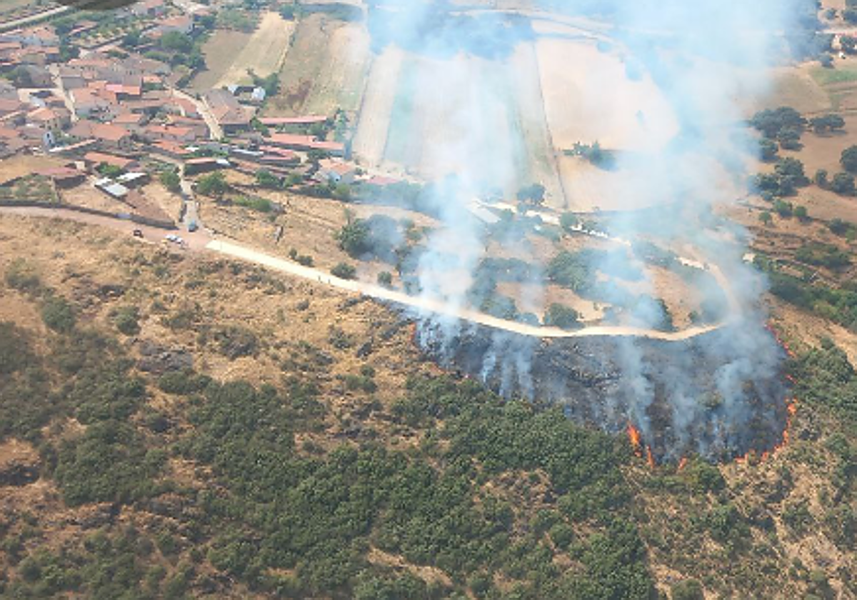 Una decena de medios trabajan en un fuego en La Bouza próximo a viviendas