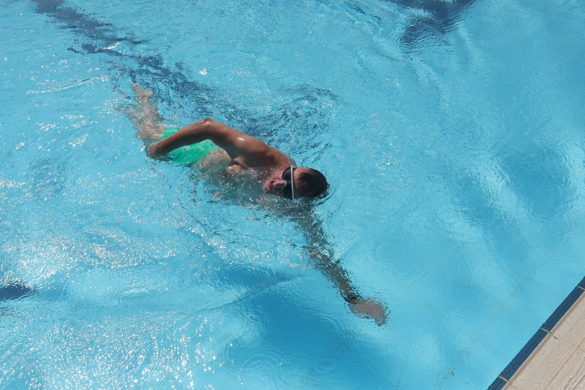 Imagen de archivo de un hombre nadando en una piscina de Salamanca.
