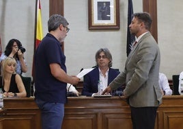 Antonio Cámara, a la derecha, tomando posesión como nuevo alcalde de Béjar.