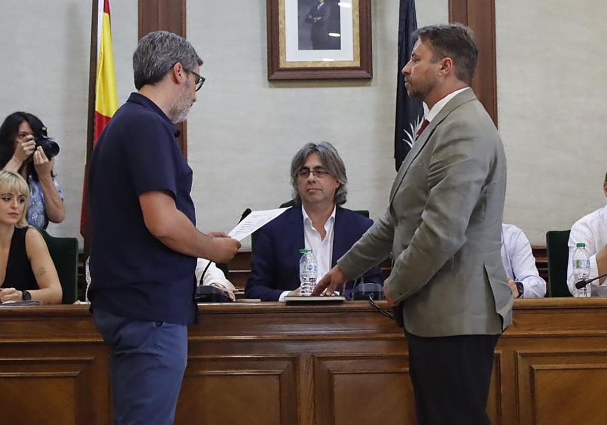 Antonio Cámara, a la derecha, tomando posesión como nuevo alcalde de Béjar.