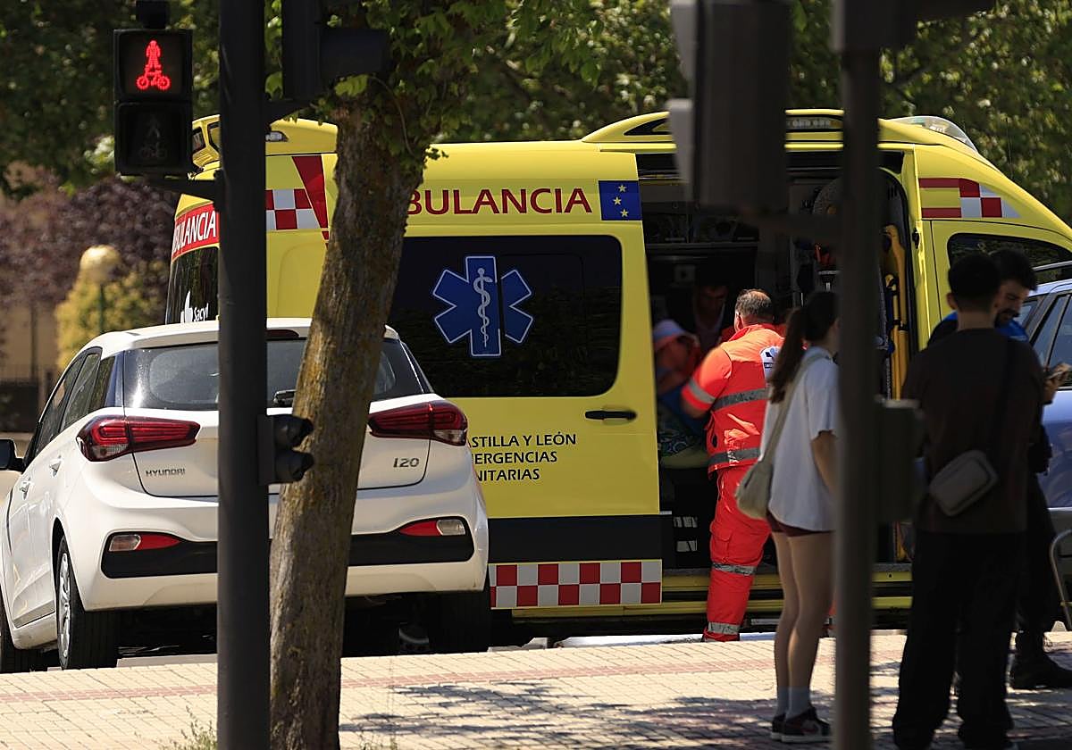 Imagen de archivo de una ambulancia de Sacyl en Salamanca.
