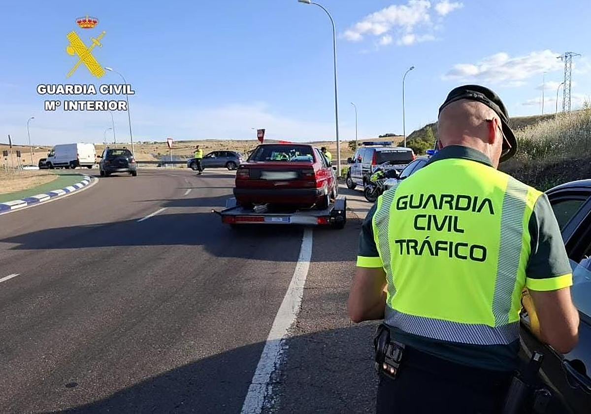 La Guardia Civil detiene a un conductor que circulaba a 213 kilómetros por hora.