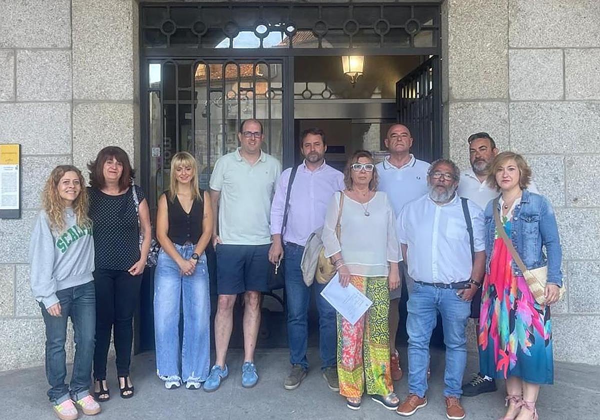 Los diez concejales que han votado a favor de la moción de censura en Béjar con Antonio Cámara, en el centro, ya nuevo alcalde de Béjar.