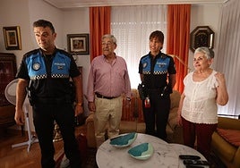 Eduardo recibe a Miguel y Nuria, los agentes que le salvaron la vida.
