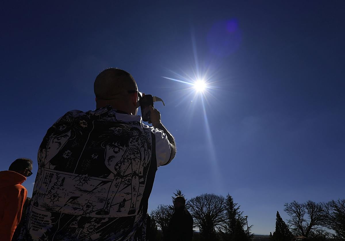 Observación de un eclipse parcial de sol desde Salamanca.