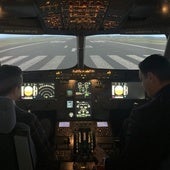 El rector de la Universidad de Salamanca, a la izquierda, durante una visita a la Escuela de Pilotos de Adventia.