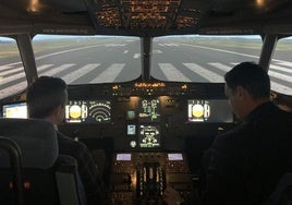 El rector de la Universidad de Salamanca, a la izquierda, durante una visita a la Escuela de Pilotos de Adventia.
