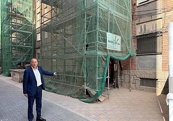 El concejal de Fomento, Fernando Carabias, durante una visita a las renovadas calles del barrio Garrido.