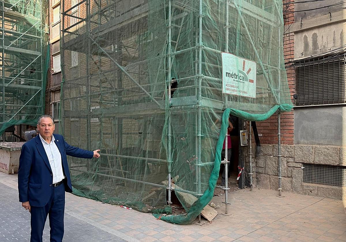 El concejal de Fomento, Fernando Carabias, durante una visita a las renovadas calles del barrio Garrido.