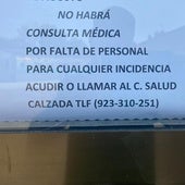 Cartel que aparece en la puerta del centro médico de El Arco