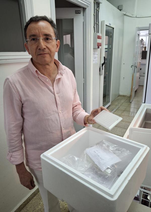 Ricardo Pérez muestra los test listos para enviar.