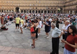 Gran cantidad de personas concentradas en la Plaza Mayor de Salamanca para seguir la final de la Eurocopa femenina de fútbol en una pantalla gigante.