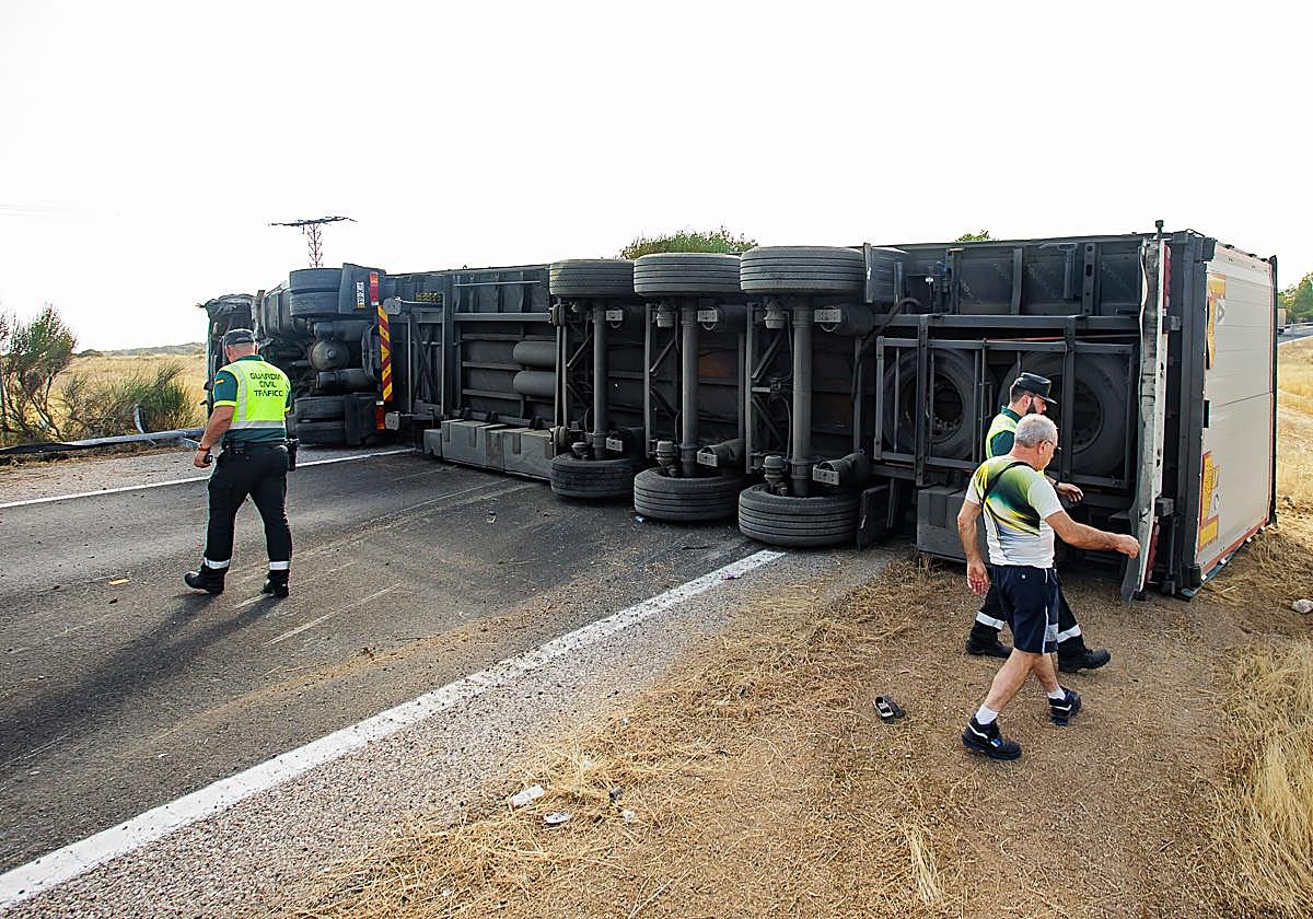 Cortada la A-62 por la salida de vía de un camión