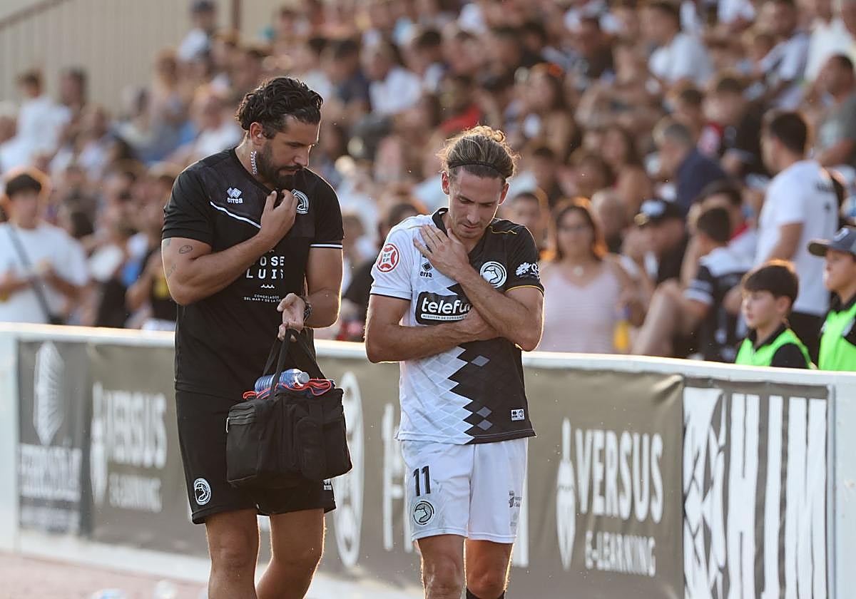 Aaron Piñan sufre una lesión en el partido