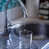 Agua que cae de un grifo