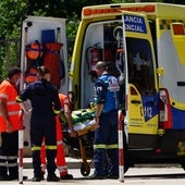 Una ambulancia se dispone a trasladar a un herido en una imagen de archivo.