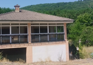La casa de pueblo en Salamanca de 320 metros cuadrados y una gran terraza acristalada