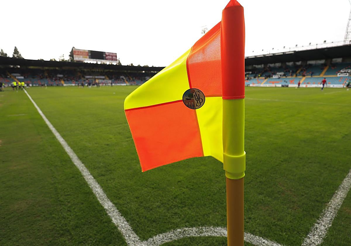 Un banderín de córner en el estadio Helmántico.