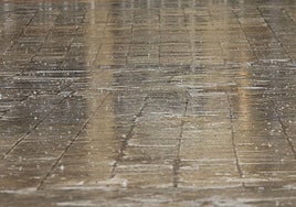 La lluvia cae sobre el asfalto de Salamanca.