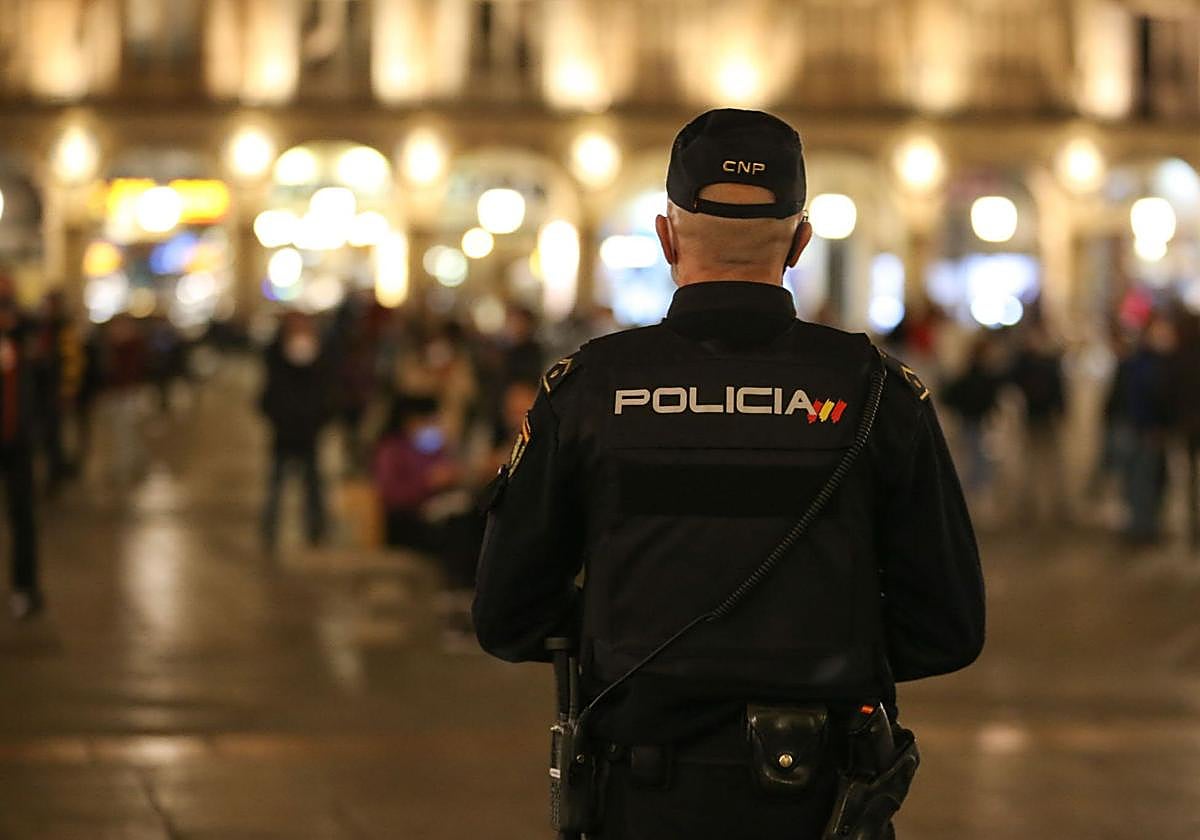 Imagen de archivo, de un agente de Policía Nacional en la Plaza Mayor de Salamanca.