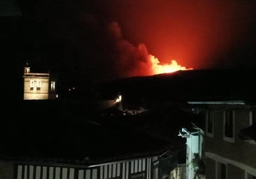 Los bomberos de Salamanca trabajan toda la noche en la extinción del incendio en La Alberca