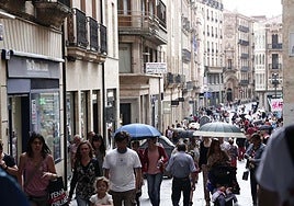 Gente de paseo por en el centro de Salamanca en una imagen de archivo