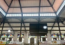 Pantalla instalada en un mercado municipal de Salamanca.