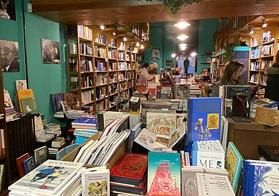 Interior de la librería La Latina en Salamanca.