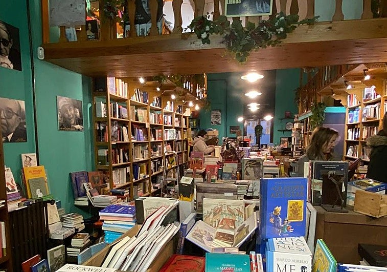Interior de la librería La Latina en Salamanca.