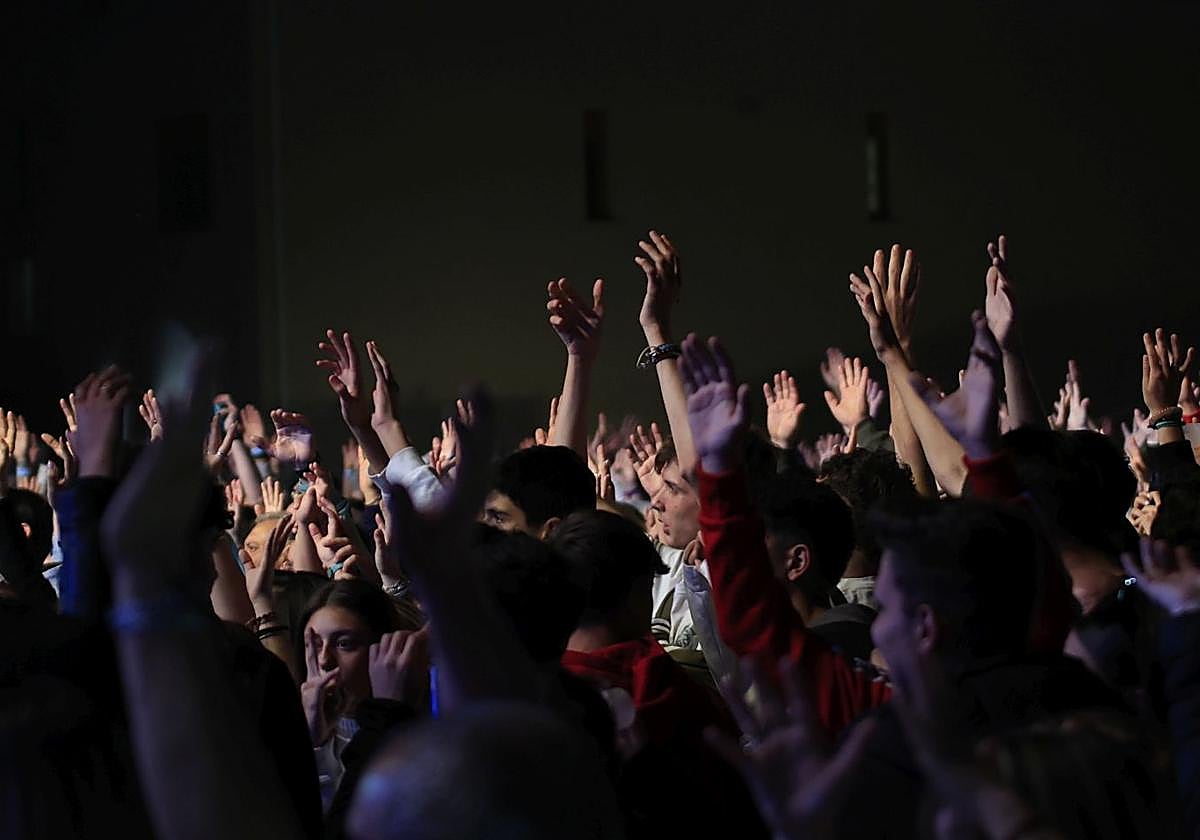 Gente en una verbena de archivo
