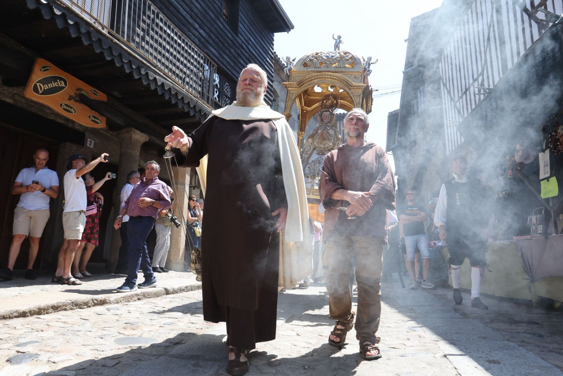 La Alberca &#039;con el corazón dividido entre el fuego y el inicio de las fiestas&#039;