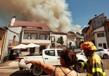 El peligroso incendio de El Payo obliga a cortar una carretera