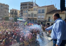 El alcalde de Guijuelo Roberto Martín dando el chupinazo en la plaza Mayor