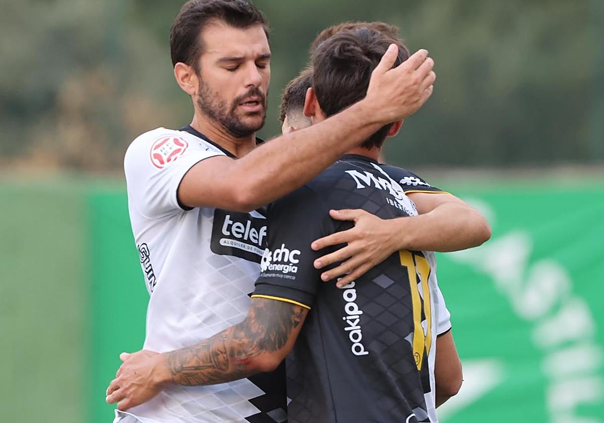 Carlos de la Nava abraza a Álvaro Gómez tras el 1-1 de Unionistas en Guijuelo.