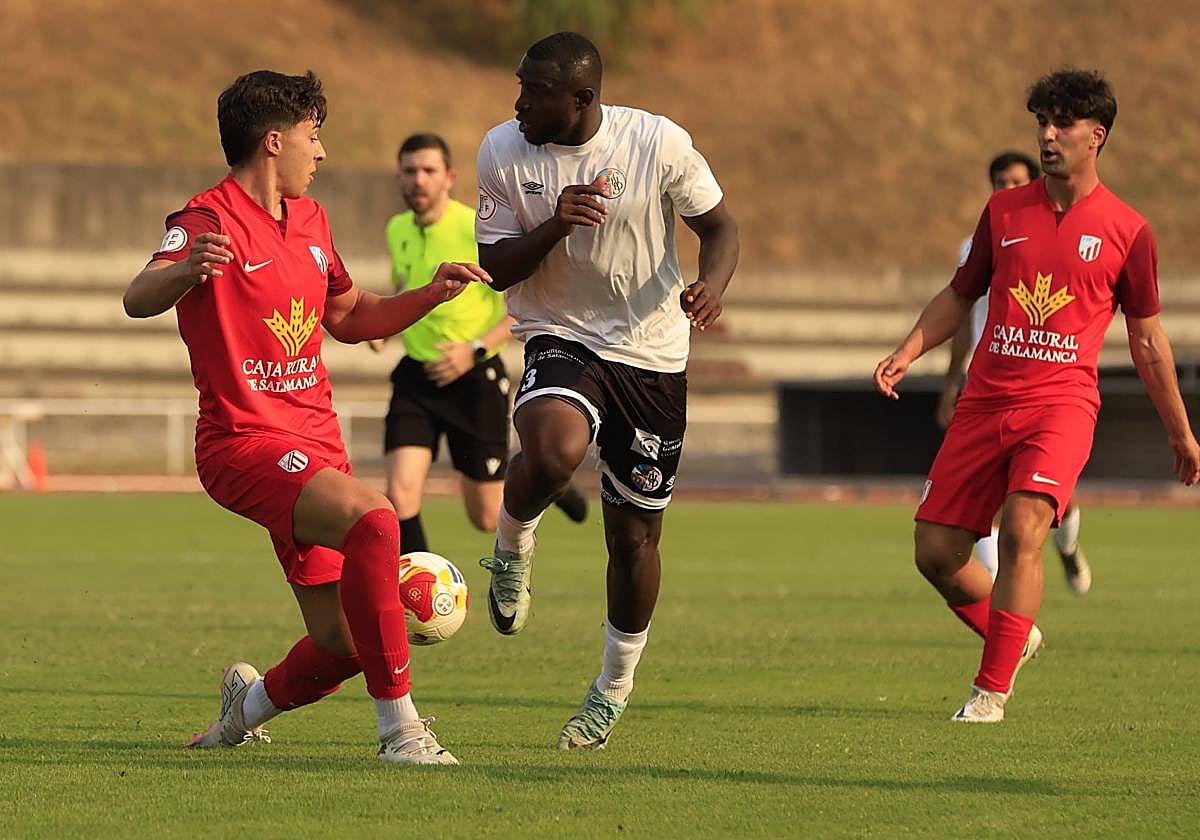 Una accion del encuentro en Las Pistas entre el Salamanca UDS y el Santa Marta de la fase autonómica de la Copa RFEF.