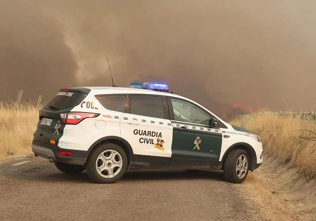 Un vehículo de la Guardia Civil en una zona de los incendios de Salamanca.