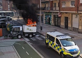 La barredora-limpiadora ardiendo en las inmediaciones de El Corte Inglés con la Policía Local acordonando la zona.