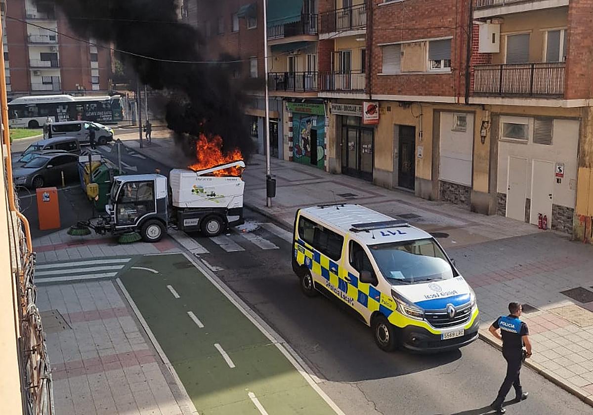 La barredora-limpiadora ardiendo en las inmediaciones de El Corte Inglés con la Policía Local acordonando la zona.