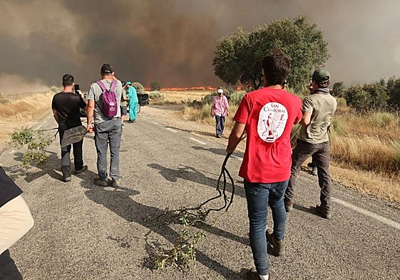 Vecinos de Cipérez y alrededores luchan contra el fuego este viernes en Salamanca.