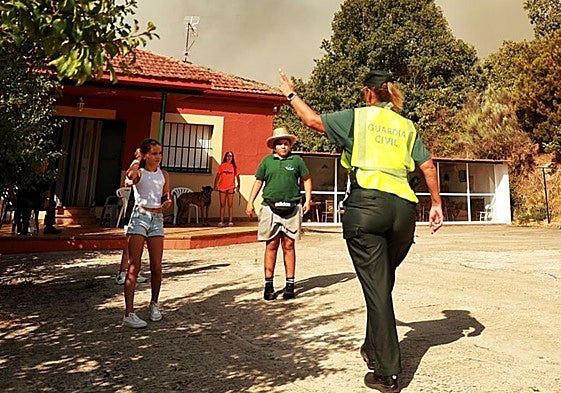 Una guardia civil solicita a vecinos de El Payo que desalojen sus viviendas el pasado viernes.