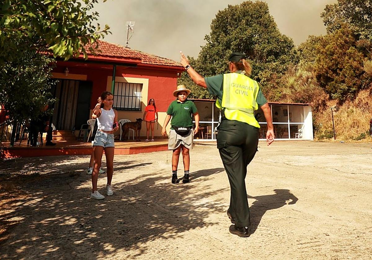 Una guardia civil solicita a vecinos de El Payo que desalojen sus viviendas el pasado viernes.