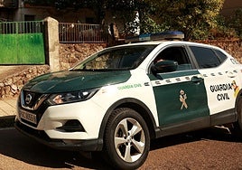 Un vehículo de la Guardia Civil en una pueblo de Salamanca.