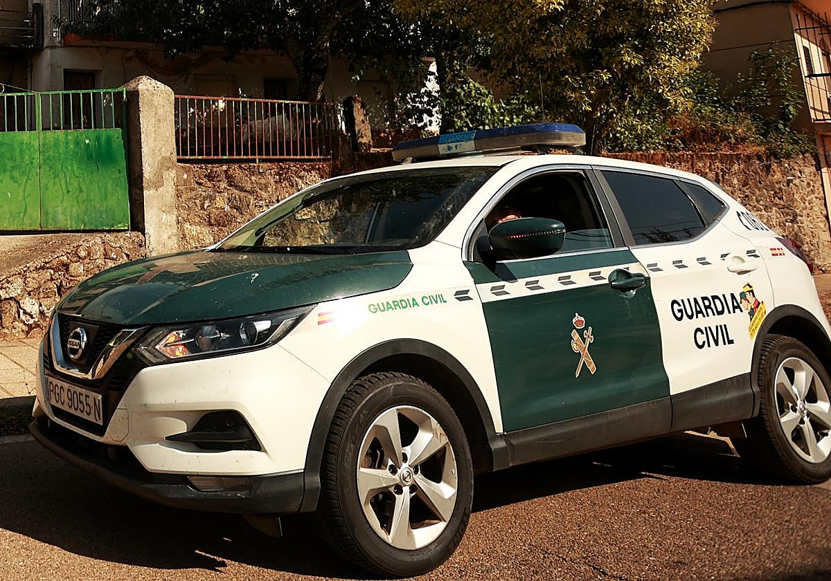 Un vehículo de la Guardia Civil en una pueblo de Salamanca.