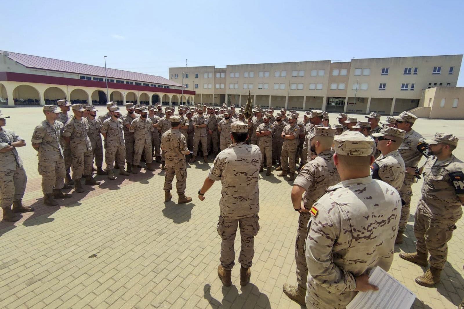 Efectivos de infatería de marina reciben órdenes en su cuartel de Cádiz.